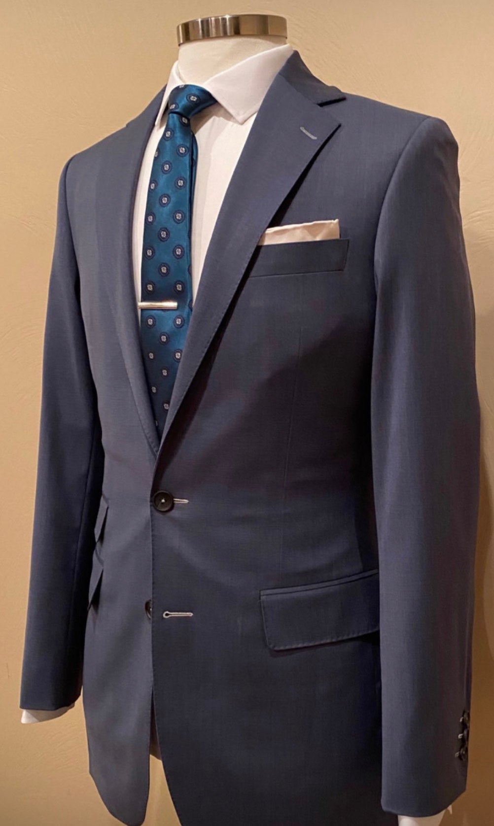 Look smart with Classic yet chic looking suit can be yours today with  selecting personal fabrics – Foto de Steve & James, Banguecoque -  Tripadvisor